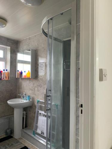 ein Bad mit einer Dusche und einem Waschbecken in der Unterkunft Wembley Homes Serviced Apartment, 25mins to Central London in Wembley