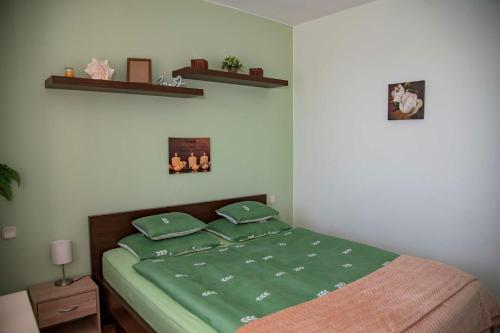 Tempat tidur dalam kamar di Angyalszív Apartman