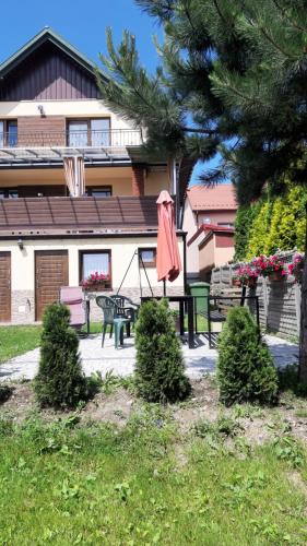 a patio with a picnic table and a umbrella at Świętokrzyski Zakątek Porąbki 111a 26-004 Bieliny in Bieliny