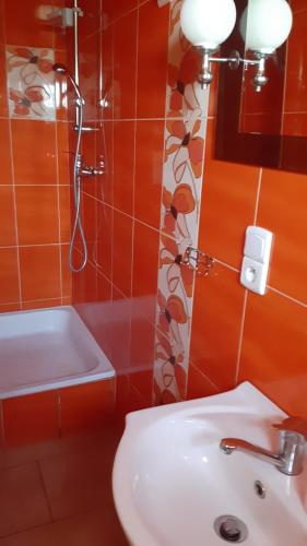 a bathroom with a sink and a shower and a tub at Świętokrzyski Zakątek Porąbki 111a 26-004 Bieliny in Bieliny