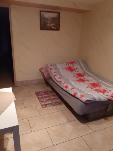 a small bed in a corner of a room at Świętokrzyski Zakątek Porąbki 111a 26-004 Bieliny in Bieliny