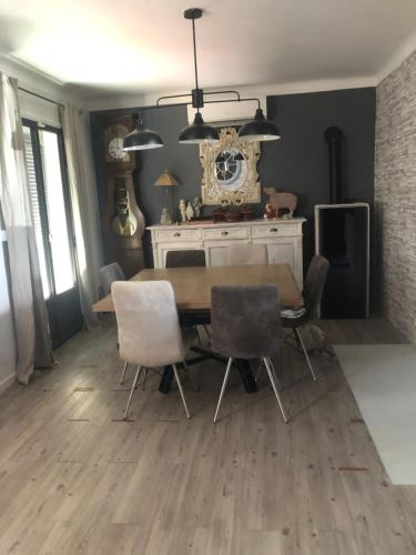une salle à manger avec une table et des chaises en bois dans l'établissement Centre d'énergies, à Monteux