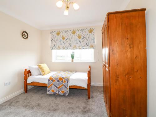 Schlafzimmer mit einem Bett und einem Fenster in der Unterkunft Tixall Manor Farm in Stafford