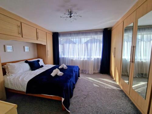 sypialnia z łóżkiem z dwoma misiami w obiekcie Stunning Gem detached with drive w mieście High Hazels