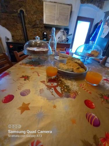 a table with a table cloth with orange juice at A Casa Di Gaia in Riccò del Golfo di Spezia
