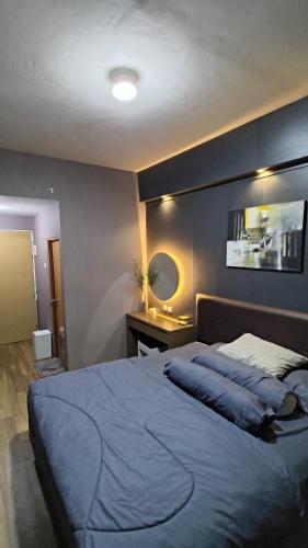 سرير أو أسرّة في غرفة في Apartemen Bale Hinggil Studio