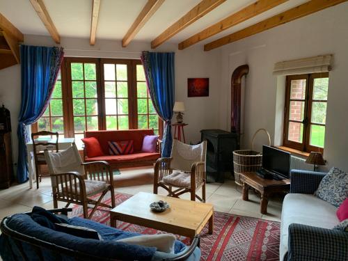 Saint-Jouin-BrunevalにあるLa Villa Floreのソファーベッド付きのリビングルーム