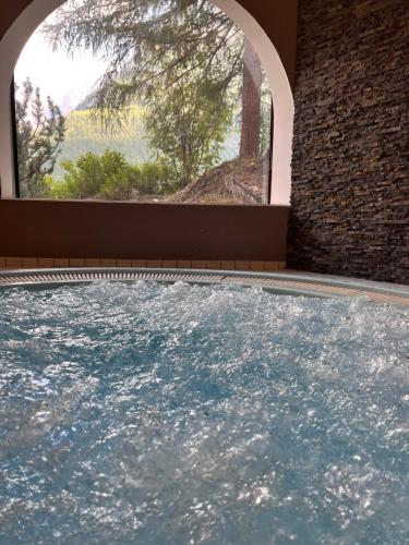 une grande piscine avec une fenêtre dans un immeuble dans l'établissement La Bessannaise, à Bessans