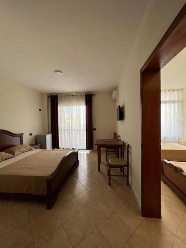 una camera da letto con un letto e un tavolo di Hotel Antik a Golem