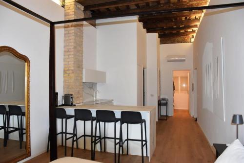 cocina y sala de estar con barra con taburetes en Fontana Luxury Home, en Roma