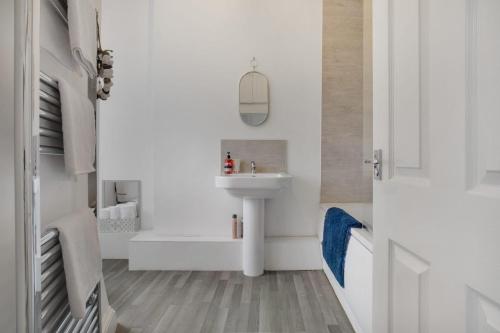 比沙普奧克蘭的住宿－Beautiful Cottage in Wolsingham, Perfect for families! Sleeps 6，白色的浴室设有水槽和卫生间。