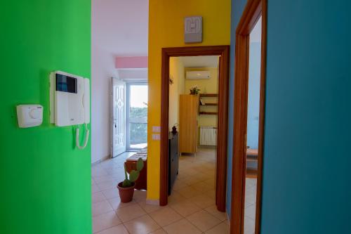 einen Flur mit einer grünen und gelben Wand in der Unterkunft Villa Tigani in Soverato Marina