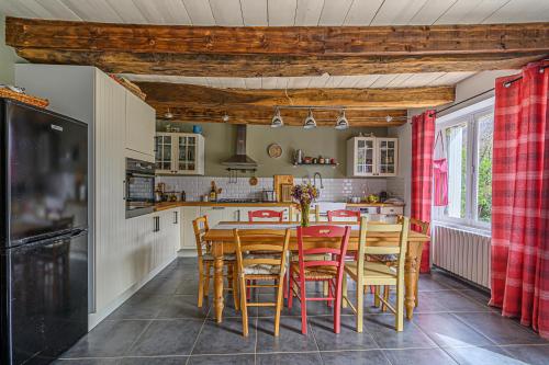 - une cuisine avec une table à manger et des chaises dans l'établissement Ty Fossac - Belle maison pour 6, à Les Forges