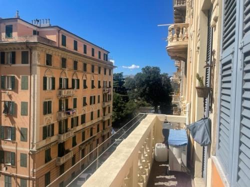 - une vue depuis le balcon d'un bâtiment dans l'établissement CASA BALBI, à Gênes