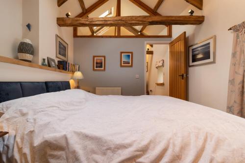 sypialnia z dużym białym łóżkiem w obiekcie Rosehill Barn -a tranquil rural barn conversion w mieście Barnstaple