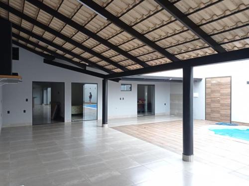 a large room with a wooden floor and a ceiling at Casa de lazer km eventos in Uberaba