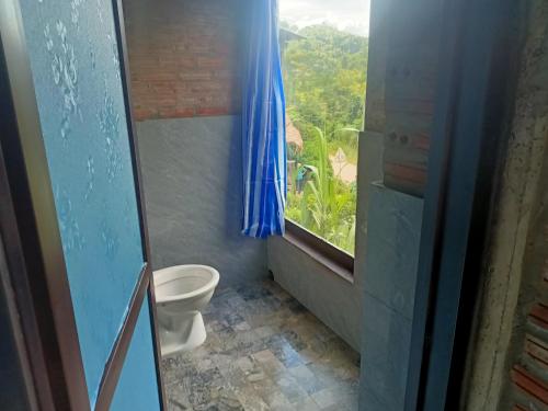bagno con servizi igienici e finestra. di Puluong homestay1holiday a Pu Luong
