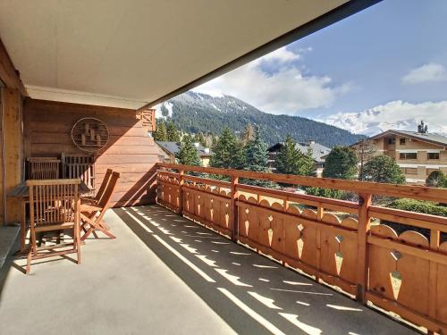 a balcony with a view of a mountain at Romarin 116 in Verbier