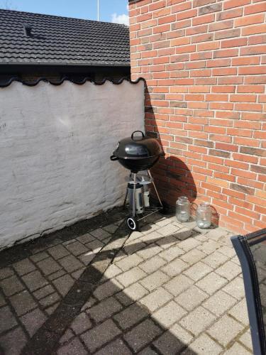a bbq grill sitting next to a brick wall at Håstrups Natur Perle in Fåborg