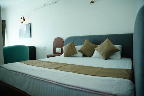 a bedroom with a large bed with pillows at The Periwinkle Homestay Bhimtal in Bhīm Tāl