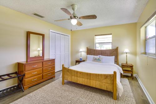 um quarto com uma cama e uma ventoinha de tecto em Fort Pierce Vacation Rental Walk to Beach and Jetty em Fort Pierce