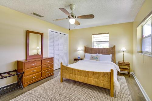 a bedroom with a bed and a ceiling fan at Fort Pierce Vacation Rental Walk to Beach and Jetty in Fort Pierce