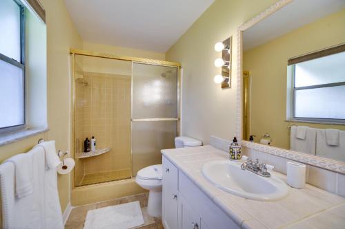uma casa de banho com um lavatório, um WC e um chuveiro em Fort Pierce Vacation Rental Walk to Beach and Jetty em Fort Pierce