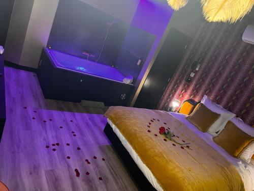 Giường trong phòng chung tại Hôtel Mademoiselle