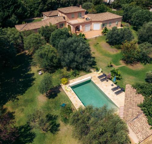 una vista aérea de una casa con piscina en Au Sabluline chambres d'hôtes gîtes, en Draguignan