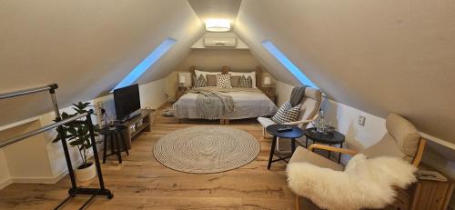 Zimmer im Dachgeschoss mit einem Bett und einem Sofa in der Unterkunft Hotel McLimon in Nový Jičín