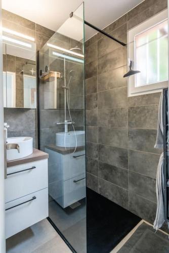 une salle de bain avec douche et lavabo dans l'établissement Appartement vue mer Sainte Maxime, à Sainte-Maxime