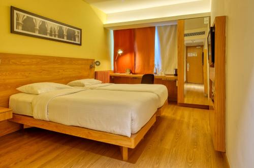 um quarto com uma cama grande e uma secretária em ibis Bengaluru Outer Ring Road em Bangalore