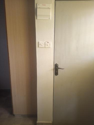 una puerta en una habitación al lado de un edificio en Airbnb en Nakuru