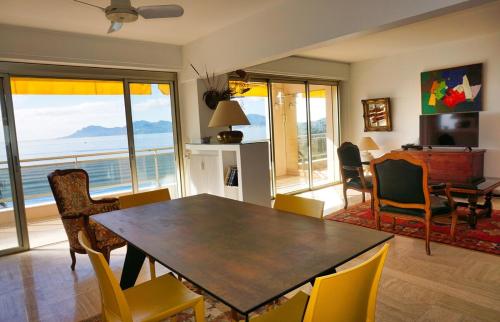 un salon avec une table et des chaises et une salle à manger dans l'établissement Ref BEA - Palmes d'Or Properties, à Cannes