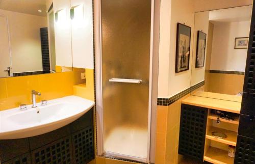 une salle de bain avec un lavabo et une douche dans l'établissement Ref BEA - Palmes d'Or Properties, à Cannes