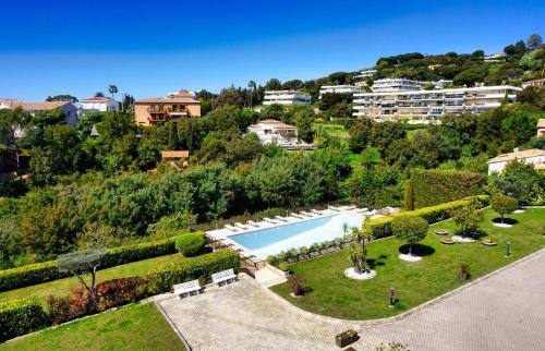 - une vue aérienne sur un jardin avec une piscine dans l'établissement Ref BEAUSITE - Palmes d'Or Properties, à Cannes
