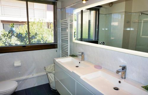une salle de bain avec un lavabo et un miroir et des toilettes dans l'établissement Ref BEAUSITE - Palmes d'Or Properties, à Cannes