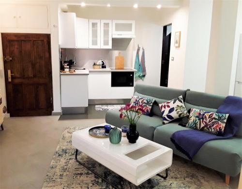 un salon avec un canapé et une table basse dans l'établissement LA FONTAINE AP4355 By Riviera Holiday Homes, à Villefranche-sur-Mer