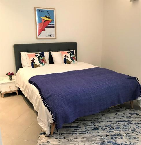 - une chambre avec un lit et une couverture violette dans l'établissement LA FONTAINE AP4355 By Riviera Holiday Homes, à Villefranche-sur-Mer