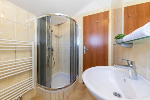 łazienka z umywalką i prysznicem w obiekcie Guesthouse Villa Irena w mieście Zadar