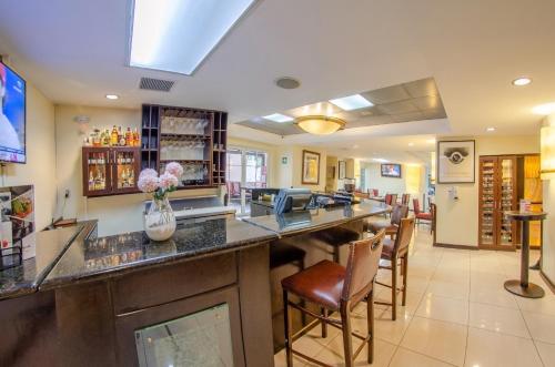 a lobby with a bar with chairs at a restaurant at Hotel Casa Veranda Guatemala in Guatemala