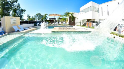 una piscina con fontana in una casa di Roseus Hotel Boutique a Miramar