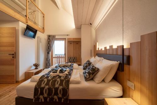 um quarto com duas camas num quarto em Casera Moda Luxury Chalet em Chies dʼAlpago