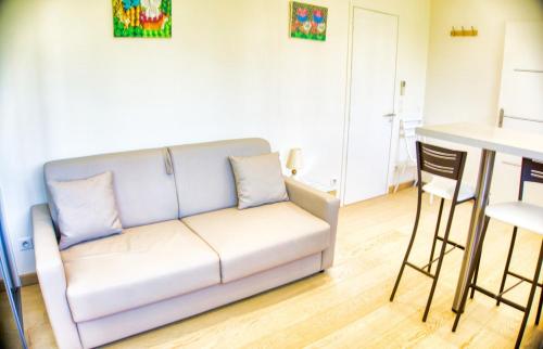 un salon avec un canapé et une table dans l'établissement Cannes charming studio 50 meters from the beach !!, à Cannes