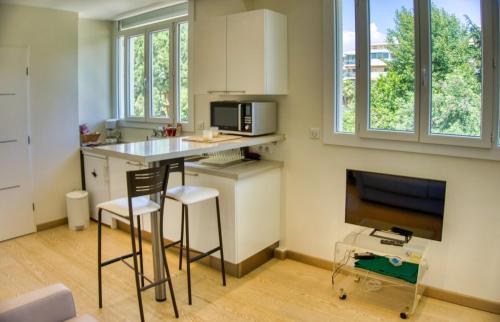 une petite cuisine avec une table et une télévision dans l'établissement Cannes charming studio 50 meters from the beach !!, à Cannes