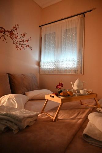 uma sala de estar com uma mesa e uma janela em Cozy Apartment Νear Nea Paralia of Thessaloniki em Tessalônica