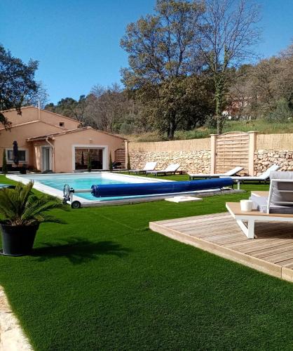 - une piscine avec un bateau bleu dans une cour dans l'établissement Le Jas des Blaquets, à Moissac-Bellevue