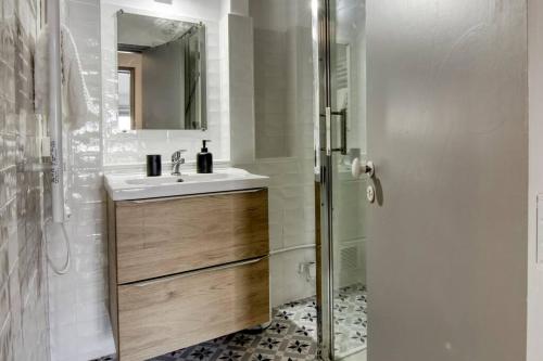 une salle de bain avec un lavabo et une douche dans l'établissement Noa - Mont Piete Studio intramuros -, à Avignon