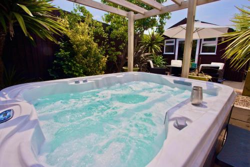 Ảnh trong thư viện ảnh của Luxury Home - Hot Tub - Pool Table - Gym - Sauna - Cinema Room - Free Parking - Close to Beach ở Bournemouth