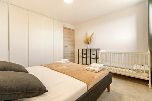 ein Schlafzimmer mit einem großen Bett und einem Kinderbett in der Unterkunft Apartamento cerca de la playa in Barcelona